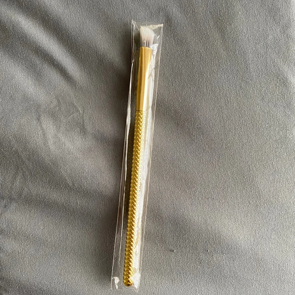 Free with a bundle🔥New eye brush